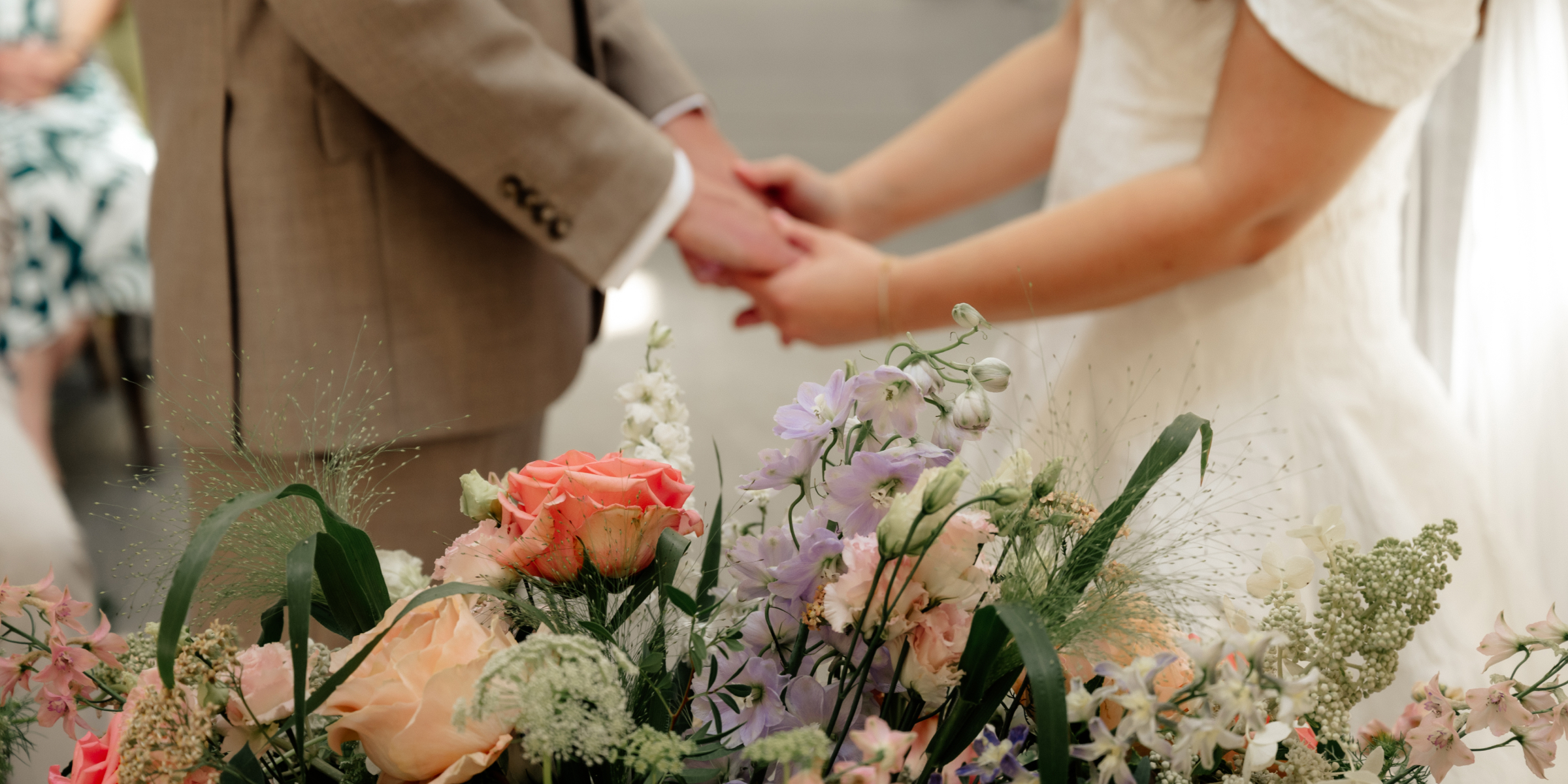 K&V – Flowers & Hands